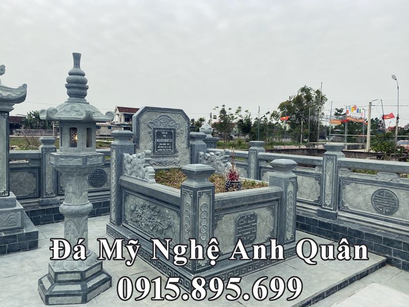 Mau Mo da cua Cu Ong duoc dat o ben phai loi vao khu Lang mo