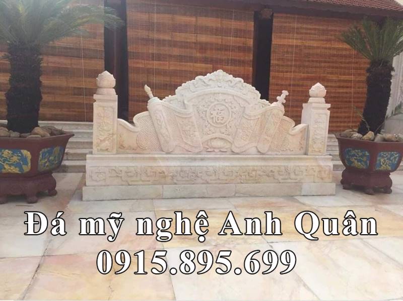 Hoa văn chạm trên thân cuốn thư là bộ tứ quý (tùng, cúc, trúc, mai) chính giữa chạm chữ thọ thông phong nổi bật. Kiểu dáng cuốn thư đá vàng lạ mắt, hoa văn tinh xảo, kết hợp màu đá tự nhiên độc đáo nổi bật.