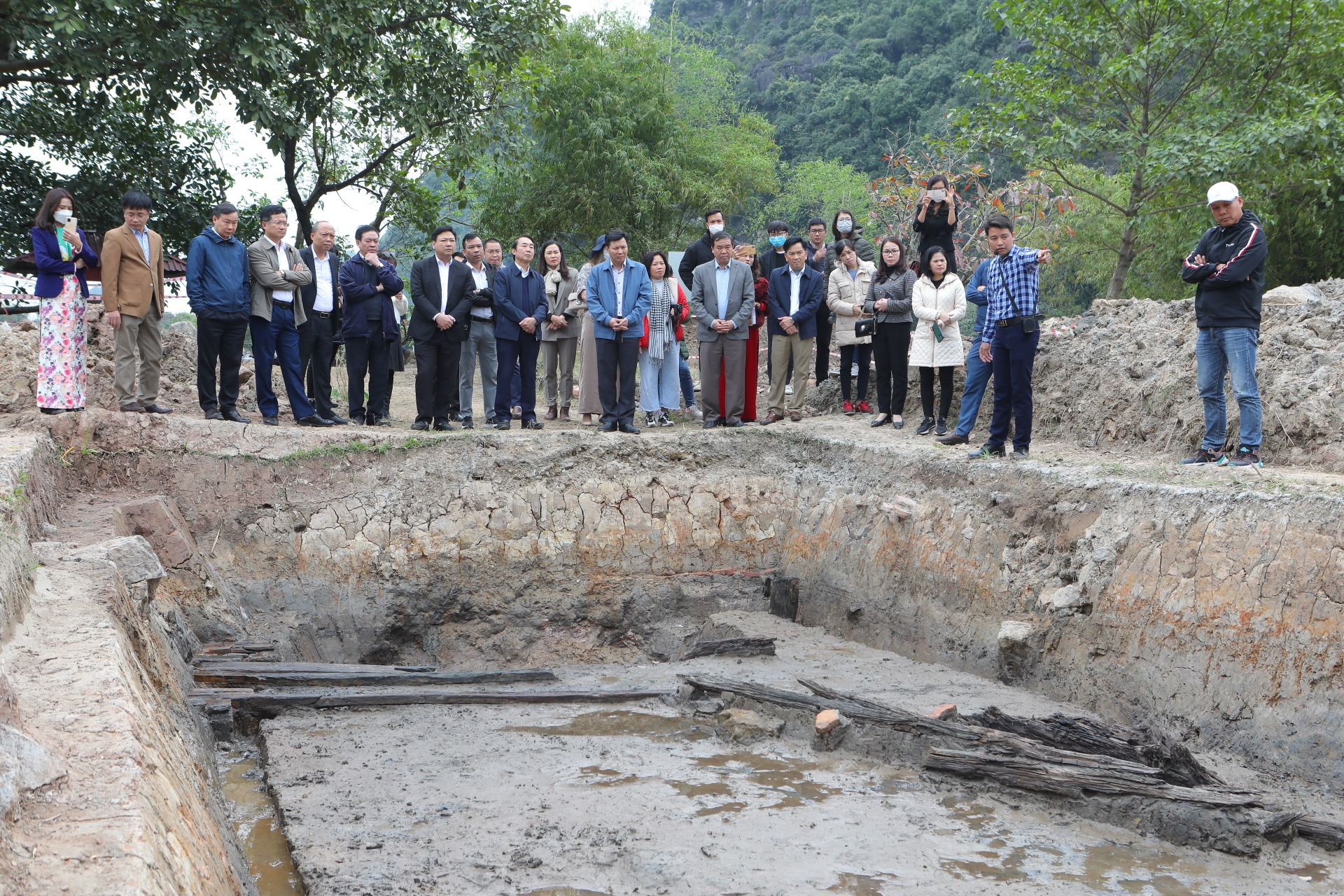 Phat hien cac cong trinh kien truc o Cam thanh va Hoang thanh Hoa Lu