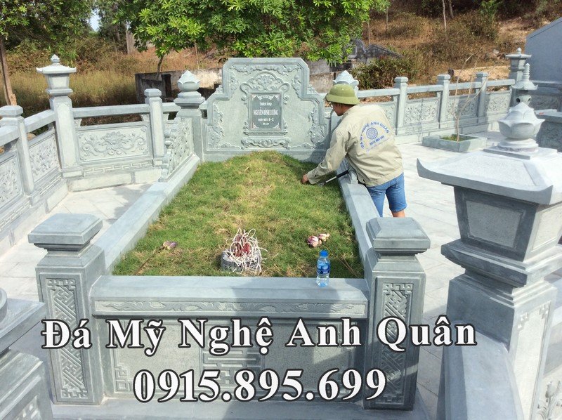 Mộ đá xanh rêu cao cấp với bề mặt được trồng cỏ