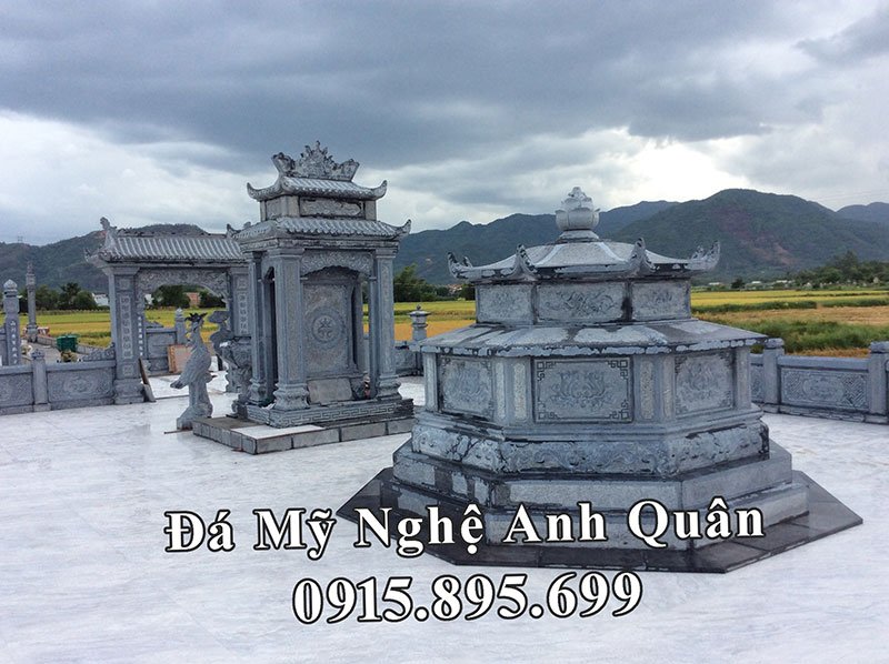 Khu lăng mộ đá đẹp, tiêu biểu của nghệ nhân trẻ Anh Quân với Mộ đá Bát giác nguyên khối. Đây chính là sản phẩm hội tụ tinh hoa của những nghệ nhân làng nghề đá mỹ nghệ truyền thống kết hợp với khoa học công nghệ. Để tạo nên một sản phẩm không chỉ mang giá trị tâm linh sâu sắc mà còn giá trị về nghệ thuật với độ bền vững mãi theo thời gian!