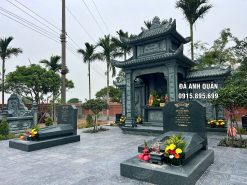 Khu vực Lầu thờ đá và khuôn viên mộ đá được bố trí trang trọng và thành kính nhất.