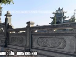 Khuôn viên bên ngoài tạo thành bởi lan can đá nguyên khối và bộ cổng đá tứ trụ.
