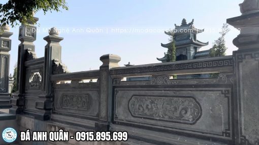 Khuôn viên bên ngoài tạo thành bởi lan can đá nguyên khối và bộ cổng đá tứ trụ.