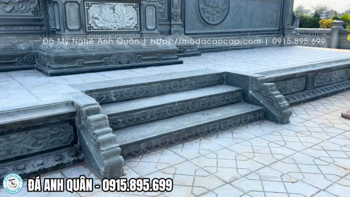 Khuôn viên lăng thờ được tạo bậc tam cấp rất chi tiết, tỉ mỉ