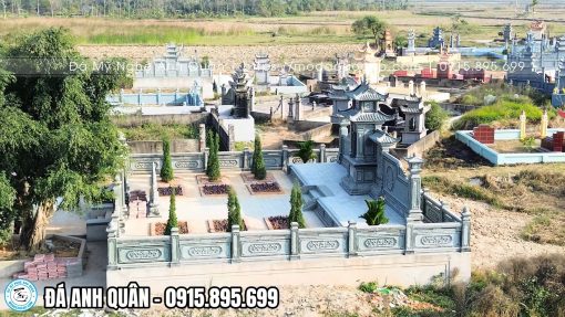 Khuôn viên khu Lăng Mộ đá gia đình được xây dựng trước rất bài bản và có định hướng lâu dài.