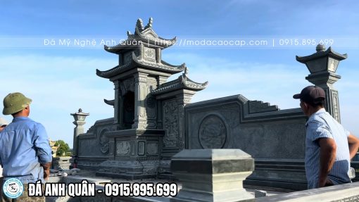 Lăng thờ bề thế, kích thước lớn, với phần mái chùa cổ do chuyên gia Anh Quân thiết kế.