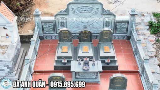 Khuôn viên khu Lăng Mộ gia tộc với hàng trên gồm 3 ngôi Mộ đá granite cao cấp rất trang trọng.
